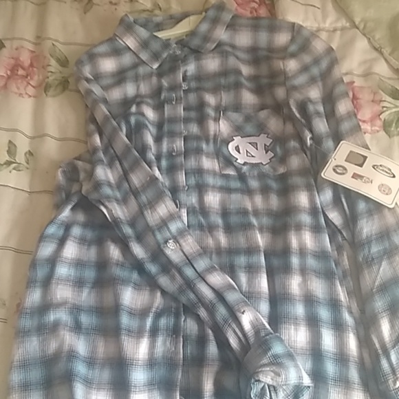 A Tar heels shirt - Picture 5 of 5